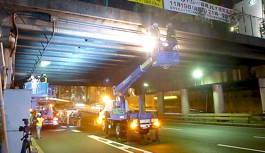 跨道橋を橋梁点検している様子