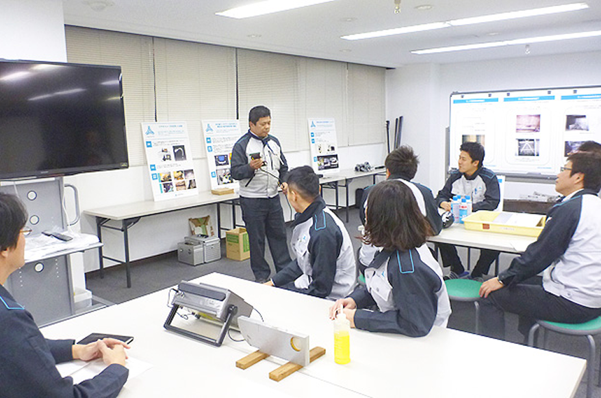 構造物点検技の講習をしている様子
