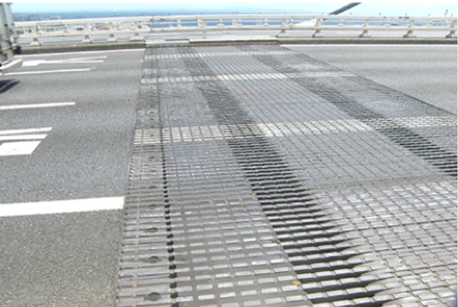 道路上に設置された橋梁の伸縮装置