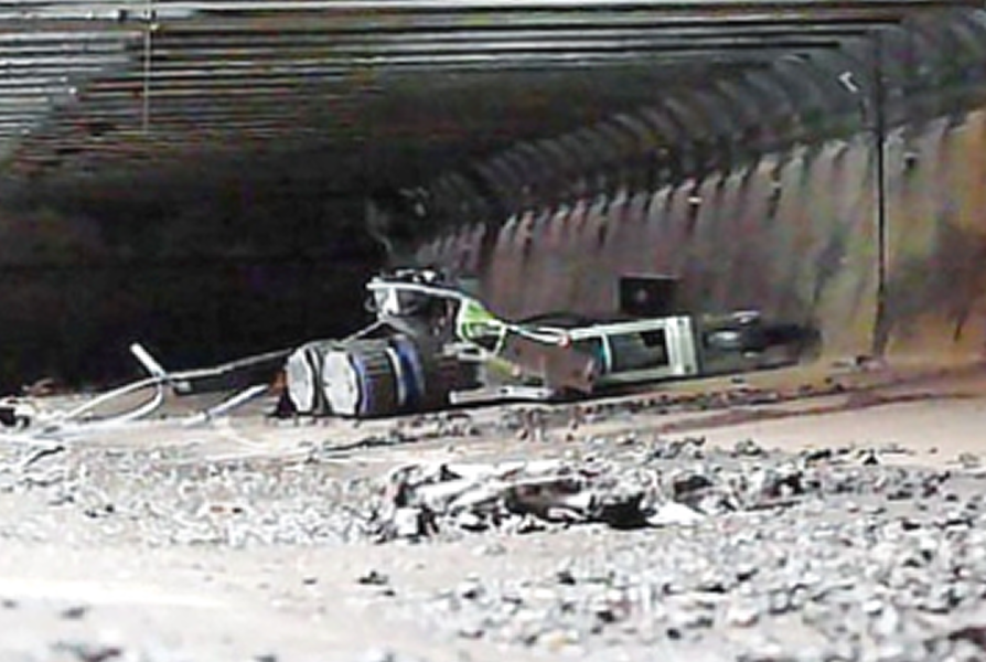 伸縮装置の下を走行する狭隘部点検用ロボット