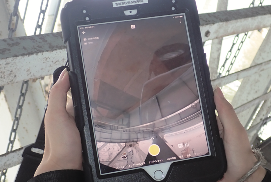 点検用ロボットが撮影した動画をタブレットで表示している