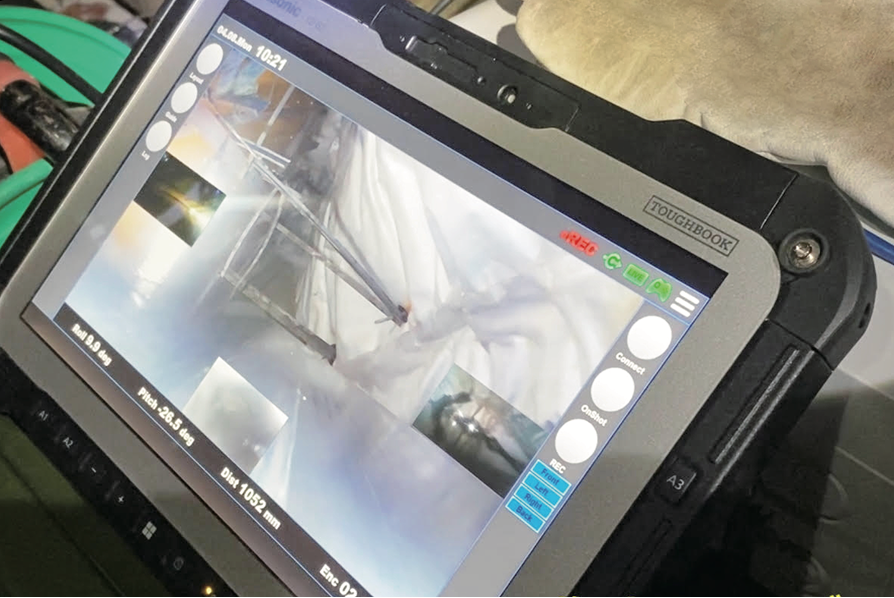 トンネルやもりんが走行している隙間の映像がタブレットに映されている